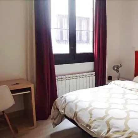 Rent this 5 bed room on Madrid in Calle Imperial, 8