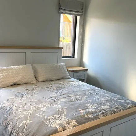 Rent this studio house on 32 Rutherford Crescent