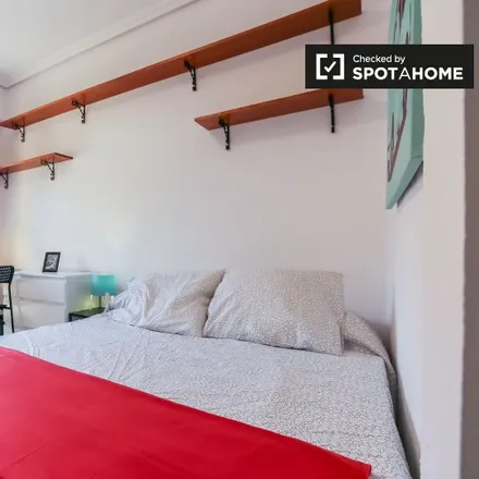 Rent this 6 bed room on Parroquia de Jesús Maestro in Calle Escultor José Capuz, 8