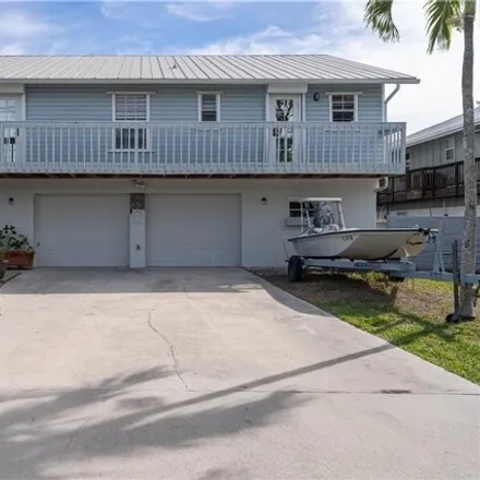 Image 1 - 1256 Venetian Way, Gulf Harbor, Collier County, FL 34110, USA - House for sale