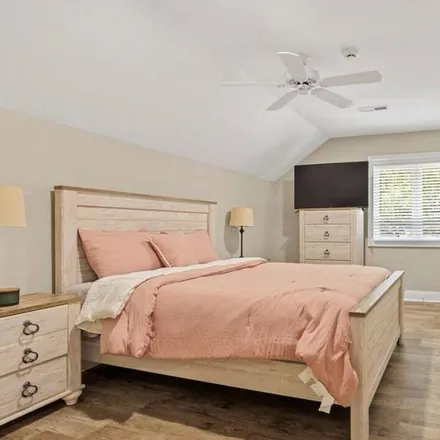 Rent this 5 bed house on Guntersville