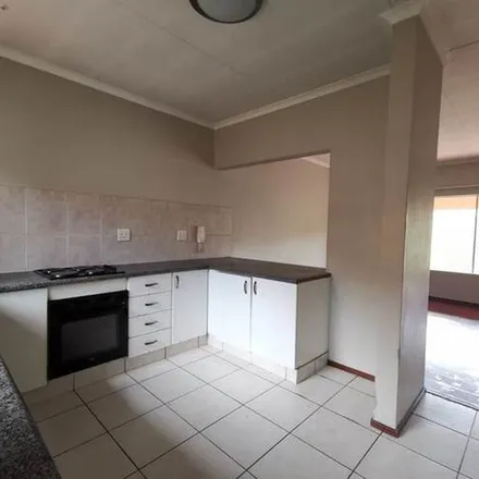 Image 5 - Boswell Avenue, Mondeor, Johannesburg, 2001, South Africa - Apartment for rent