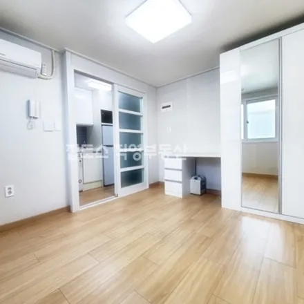 Rent this studio apartment on 서울특별시 관악구 봉천동 1528-2