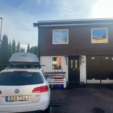 Rent this 5 bed townhouse on Härnevigatan 38 in 723 41 Västerås, Sweden