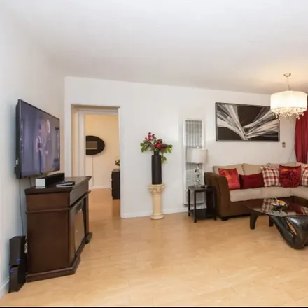 Image 1 - 7782 Norton Avenue, West Hollywood, CA 90046, USA - House for rent