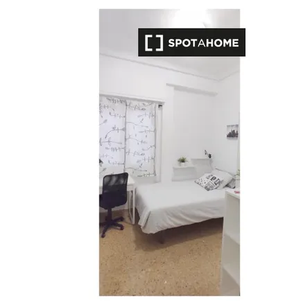 Rent this 6 bed room on Calle de las Navas de Tolosa in 2, 50010 Zaragoza