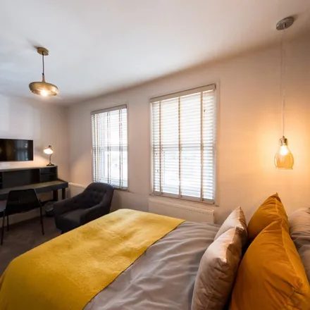 Rent this 1 bed apartment on Caversham Road North Deck in Caversham Road, Reading