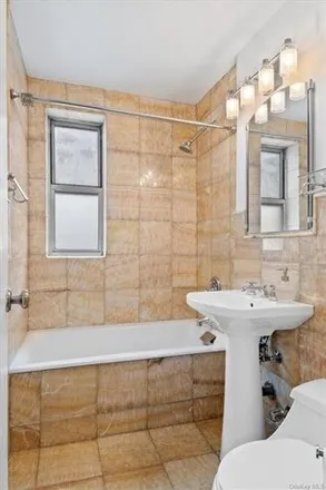Image 6 - 325 East 201st Street, New York, NY 10458, USA - Apartment for sale