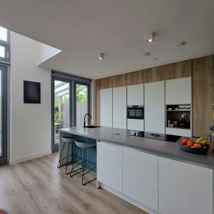 Rent this 6 bed apartment on Van Swindenhof 17 in 3045 CD Rotterdam, Netherlands