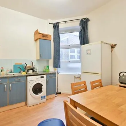 Rent this 2 bed apartment on Rutland Park Mansions in Rutland Park, Willesden Green