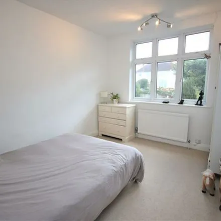 Rent this 3 bed apartment on 80 Ashurst Road in London, N12 9AX