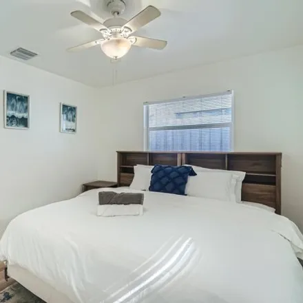 Image 8 - 2443 Beach Road, Riviera Beach, FL 33404, USA - Apartment for rent