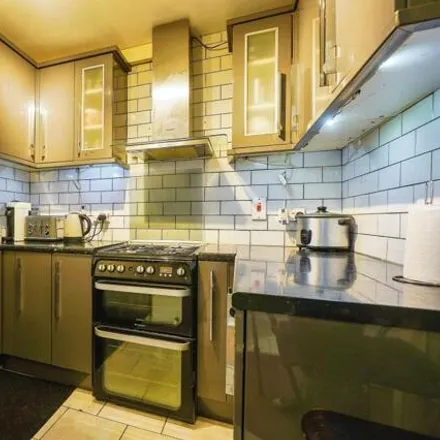 Image 3 - Gosling House, Cable Street, St. George in the East, London, E1 0AU, United Kingdom - Apartment for sale