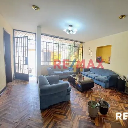 Buy this studio house on Global Laser - Clinica de Ojos in Avenida Manuel Cipriano Dulanto 1656, Pueblo Libre