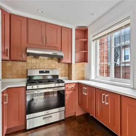 Image 3 - 25-05 124th Street, New York, NY 11354, USA - House for sale