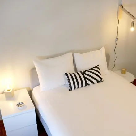 Rent this 5 bed apartment on Sr Roubado (Metro) Terminal in Rua Combatentes de 9 de Abril, 2675-533 Odivelas