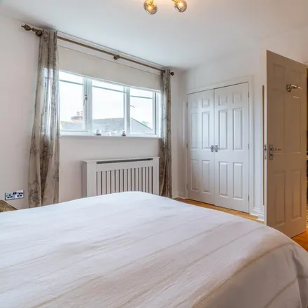 Image 9 - Lower Green Gardens, London, KT4 7NF, United Kingdom - Townhouse for rent