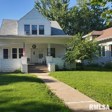 Buy this studio duplex on 1200 West 15th Street in Davenport, IA 52804