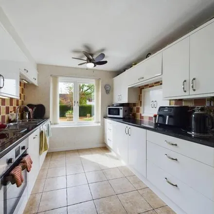 Image 5 - The Lindens, Towcester, NN12 6UY, United Kingdom - Apartment for sale