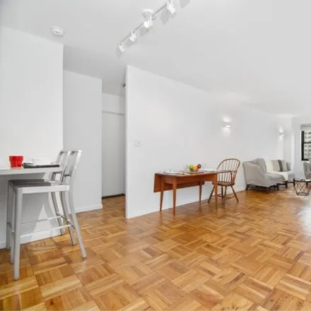 Image 4 - 301 East 69th Street, New York, NY 10021, USA - Apartment for sale