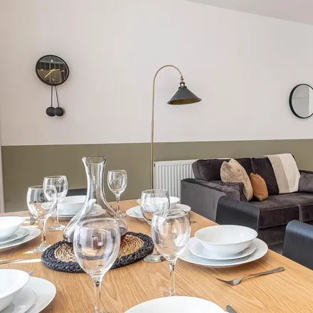 Rent this 3 bed apartment on The White Hart in London Road, London