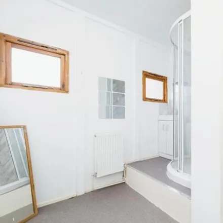 Image 5 - 29 Chargeable Street, London, E16 4JZ, United Kingdom - Townhouse for sale