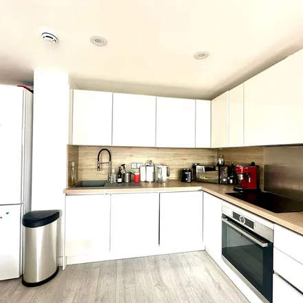 Image 2 - Young Prince, 448 Roman Road, Old Ford, London, E3 5LU, United Kingdom - Apartment for rent