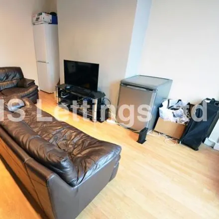 Image 3 - Knowle Terrace, Leeds, LS4 2PA, United Kingdom - House for rent