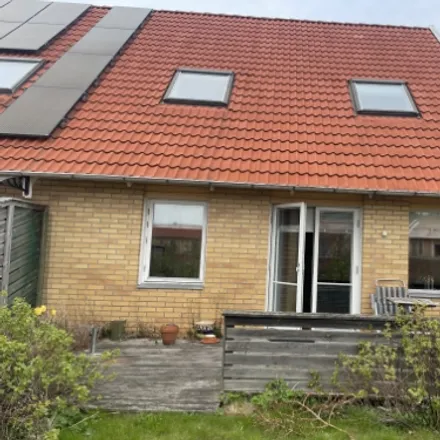 Rent this 4 bed townhouse on Mattias väg 49 in 437 35 Lindome, Sweden