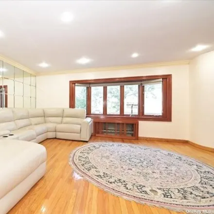 Image 5 - 77-41 167th Street, New York, NY 11366, USA - House for sale