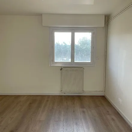 Rent this 3 bed apartment on 27 Avenue Jean Jaurès in 86100 Châtellerault, France