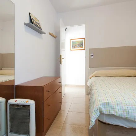 Rent this 3 bed room on Carrer de Josep Aguirre in 19, 46011 Valencia