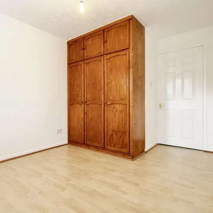 Image 6 - Hutchins Close, London, RM12 6NL, United Kingdom - Apartment for rent
