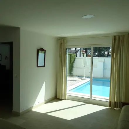 Rent this 5 bed house on Rua de Portugal in 2820-026 Almada, Portugal