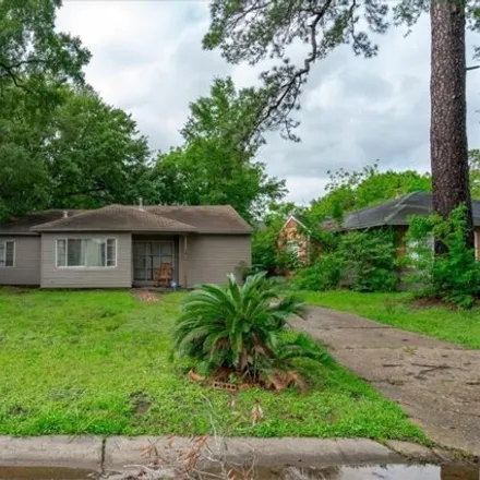 Buy this 3 bed house on 5256 Penfield Lane in Houston, TX 77021