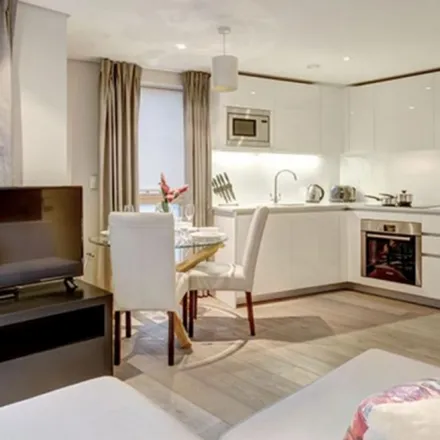 Rent this 3 bed apartment on 4 Merchant Square in London, W2 1AS