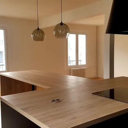 Rent this 3 bed apartment on Square Jean-Baptiste Mathon in Place du Général Leclerc, 29200 Brest
