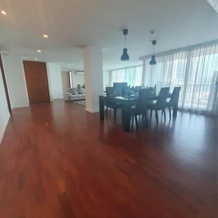 Rent this 4 bed apartment on Bangkok City Hall in Dinso Road, Phra Nakhon District