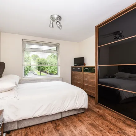 Rent this 2 bed apartment on bar bar.co in 63 High Road, London