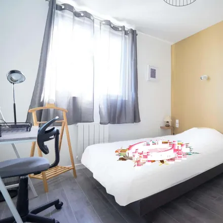 Rent this 1 bed room on 14 Rue Ringois in 80000 Amiens, France