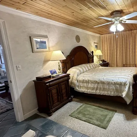 Rent this 3 bed condo on Tav-Lee Trail in Tavares, FL 32778