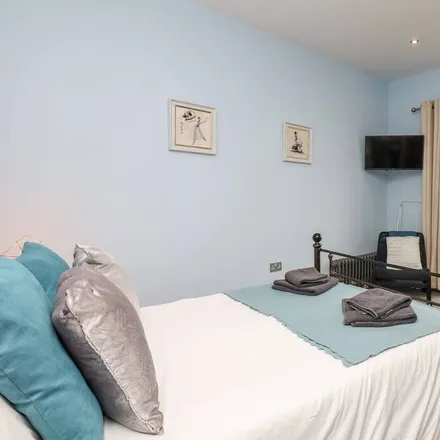 Rent this 3 bed townhouse on Shaldon in TQ14 0DJ, United Kingdom