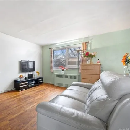 Image 3 - 218-12 68th Avenue, New York, NY 11364, USA - Apartment for sale