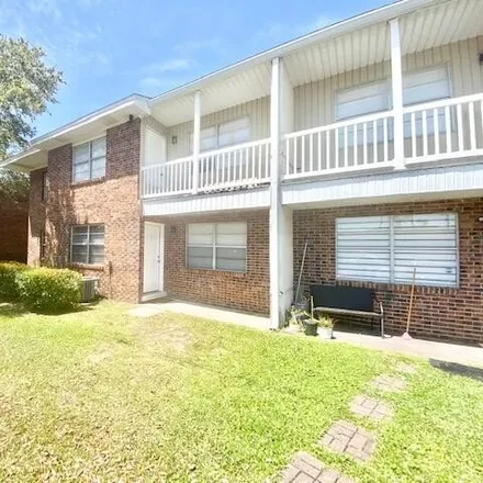 Rent this 2 bed apartment on 648 Colonial Drive in Okaloosa County, FL 32547
