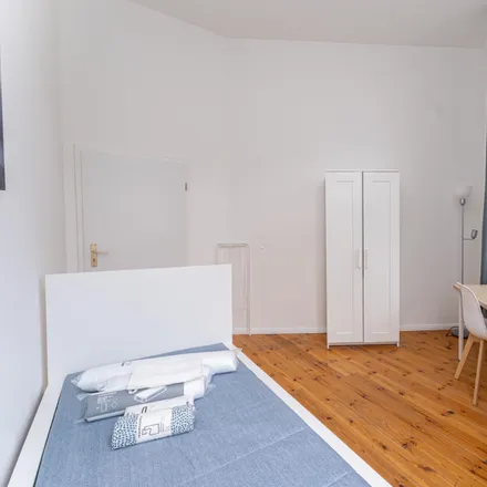 Rent this 4 bed room on Immanuelkirchstraße 17 in 10405 Berlin, Germany