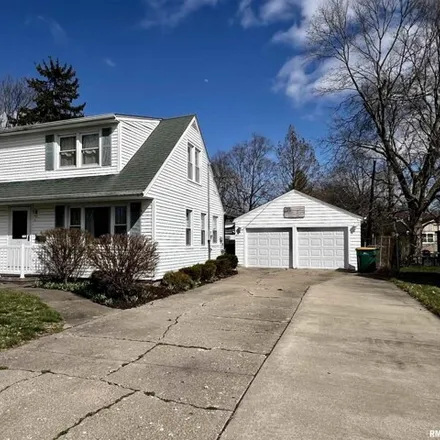 Buy this 4 bed house on 757 Memorial Drive in Macomb, IL 61455