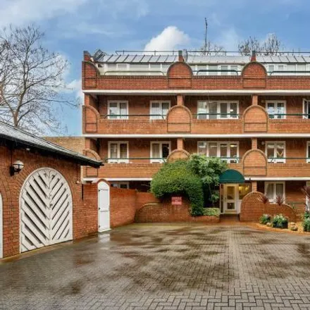 Rent this 2 bed room on 1-8 Graces Mews in London, NW8 9AZ