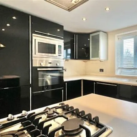 Image 3 - Crescent Road, London, E4 6AY, United Kingdom - Apartment for sale