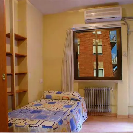 Image 7 - Calle Arapiles, 56, 59, 37007 Salamanca, Spain - Apartment for rent