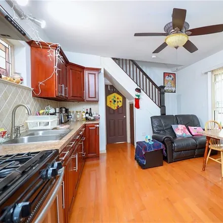 Image 5 - 1351 West 6th Street, New York, NY 11204, USA - House for sale
